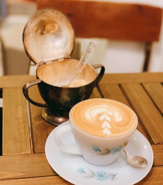 (生意轉讓）尖沙咀極旺地段靚裝極多好評Cafe餐廳